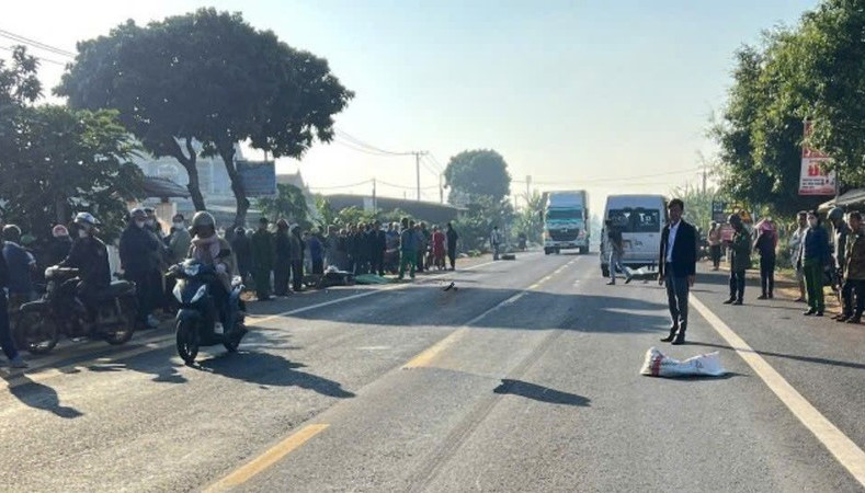 Gia Lai: Ô tô khách va chạm với xe máy,1 phụ nữ tử vong Gia Lai: O to khach va cham voi xe may,1 phu nu tu vong