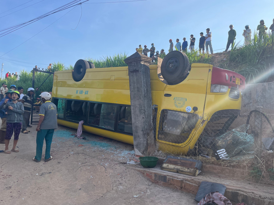 Lat xe dua don hoc sinh tren QL 19, nhieu em bi thuong