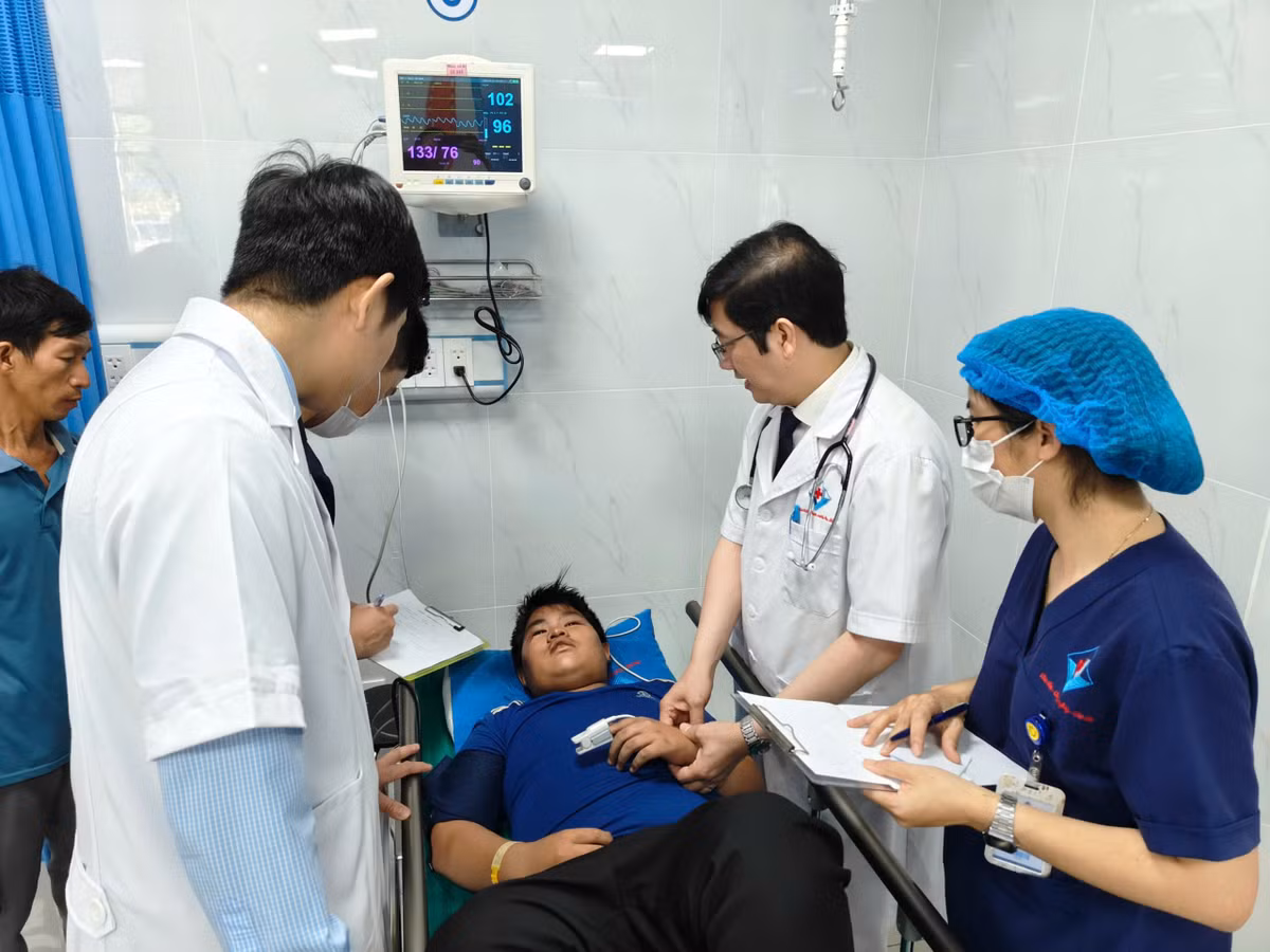 Lat xe dua don hoc sinh tren QL 19, nhieu em bi thuong-Hinh-3