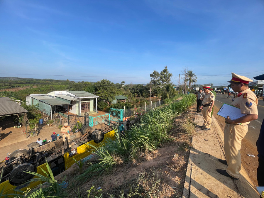 Lat xe dua don hoc sinh tren QL 19, nhieu em bi thuong-Hinh-2