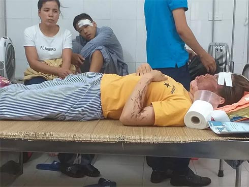 “Lúc đó rất bất ngờ tôi không kịp phản ứng, không kịp la hét gì. Mặt và mắt tôi bỏng rát nên hoảng loạn chạy về phía khu vực xô, chậu đựng nước với hy vọng rửa tránh bị bỏng. Ngay sau đó tôi được đưa đi cấp cứu rồi bất tỉnh cho tới khi tỉnh dậy thấy mình đang nằm trong bệnh viện. Các bác sỹ nói không biết mắt trái có giữ được không” - chị Bùi Thị Nhâm kể lại.