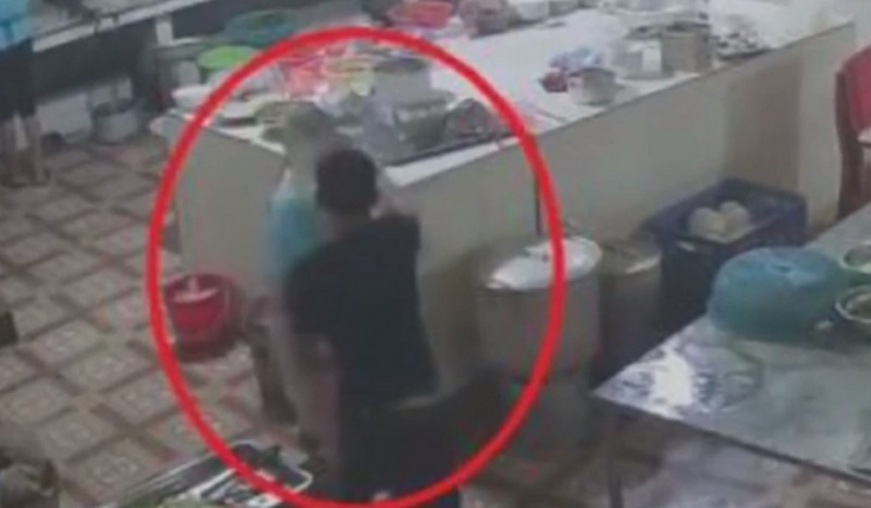 Trước đó do có mâu thuẫn nên Lộc gọi điện thuê Cảnh tạt axit người phụ nữ, hứa trả công 10 triệu đồng nếu xong việc. Sau khi thỏa thuận, Lộc mua axit rồi chờ Cảnh đi máy bay từ Bình Phước ra Hà Nội. Ngày 18/8, Cảnh lên Hòa Bình gặp Lộc để xem hình ảnh nhận diện chị Nhâm.