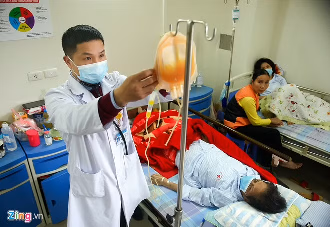 Cầm tấm bằng bác sĩ ra trường, Hưng về công tác tại Viện Huyết học – Truyền máu Trung ương. Anh tâm sự, được trực tiếp tiếp xúc, điều trị bệnh nhân anh càng thấu hiểu lời dạy về y đạo, từ mẫu của ông nội mình.