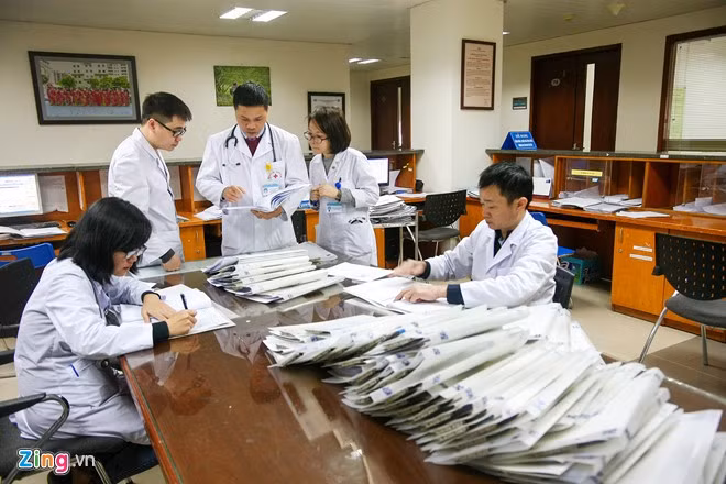 Sau 14 năm làm việc tại đây, bác sĩ ưu tú năm 1978 đang đảm nhiệm chức vụ Phó khoa Điều trị hóa chất 4 năm. “Ngày bé cứ mỗi lần thấy mẹ đi làm về buồn rầu, tôi gặng hỏi thì bà chỉ chép miệng giá như điều kiện học hành hơn nữa thì... Đó chính làm niềm thúc đẩy công việc nghiên cứu của tôi, luôn không ngừng nghỉ”, anh chia sẻ