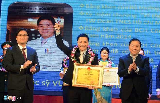 Bằng những nỗ lực làm việc và sự cống hiến cho ngành y, ngày 25/2, bác sĩ Vũ Quang Hưng đã được nhận giải thưởng Đặng Thùy Trâm - giải thưởng dành cho thầy thuốc trẻ ưu tú thủ đô.