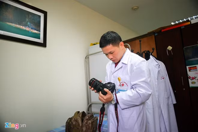 Bên cạnh tình yêu nghề, bác sĩ Hưng còn có niềm đam mê nhiếp ảnh từ thời còn sinh viên. Anh luôn cầm máy ghi lại tất cả những gì mình thích, kể cả trong công việc hàng ngày.