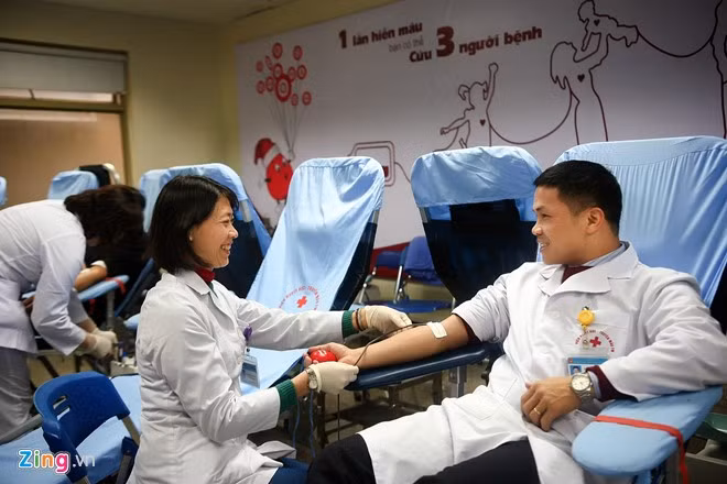 Từ ngày về Viện Huyết học, bác sĩ Hưng đều đặn hiến máu theo chu kỳ quy định an toàn 84 ngày. Thật tình cờ, chu kỳ lấy máu lần này đúng vào ngày lễ tình nhân 14/2, và kỹ thuật viên lấy máu lại chính là vợ của anh, chị Thu Thủy.