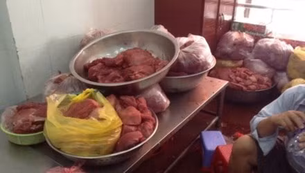 Thit lon gia thit bo nhiem khuan gay benh cuc nguy hiem