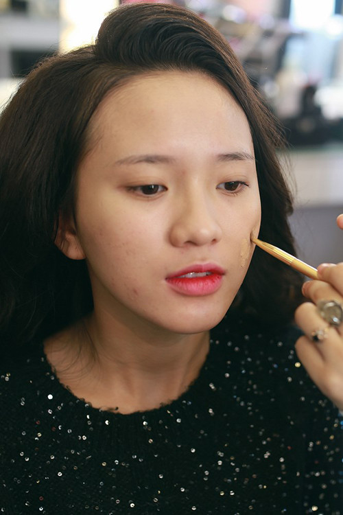 Bước 4: Bây giờ bạn có thể nhẹ nhàng bôi kem che khuyết điểm lên vùng da bị mụn hoặc sẹo của mình. Để khoảng 5 đến 10 giây trước khi tán ra để cho phép kem bám chặt vào chỗ khuyết điểm đó. Kem có màu xanh lá là tốt nhất với những vết sẹo nghiêm trọng. Tuy nhiên, nếu bạn chỉ có vài khuyết điểm nhỏ, thì nên dùng loại truyền thống, có màu tối hơn tông da bình thường một chút.