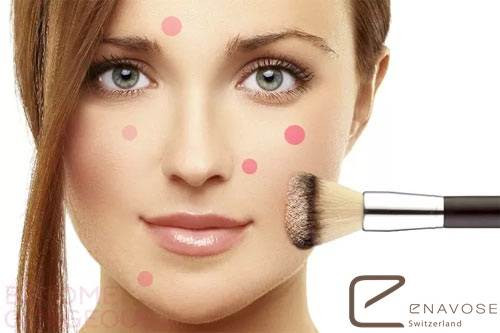 Bước 6: Dùng phấn phủ dạng bột đánh một lớp mỏng đồng đều trên da, lớp phấn này tạo bề mặt hoàn hảo cho da đồng thời giúp lớp trang điểm bền hơn, kiểm soát lượng dầu tiết ra trên khuôn mặt bạn.