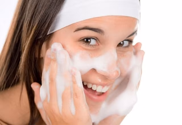 Bước 1: vệ sinh sạch da mặt. Trước khi bước vào trang điểm che khuyết điểm cho da mụn, bạn nên rửa mặt thật sạch với sửa rửa mặt trị mụn một cách nhẹ nhàng. Để se khít lỗ chân lông bạn nên rửa mặt trước với nước ấm sau đó rửa lại bằng nước lạnh. Dùng khăn lông mềm lau khô gương mặt.