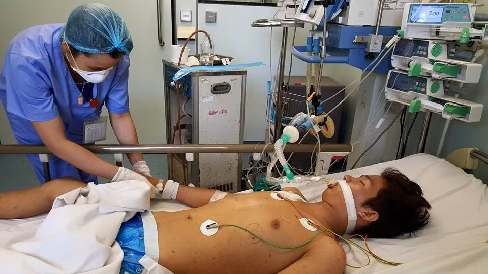 Một số nghiên cứu cũng phát hiện vi khuẩn Neisseria meningitidis có thể lây lan cho những người đã tiếp xúc gần hoặc tiếp xúc kéo dài với một bệnh nhân mắc bệnh viêm màng não.