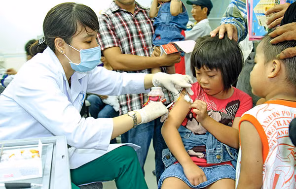 Khuẩn màng não cầu truyền từ người này sang người khác qua tiếp xúc gần kéo dài và thường xuyên trong gia đình hoặc tiếp xúc thân mật bởi dịch tiết nhiễm khuẩn từ mũi và họng. Một số nghiên cứu cho thấy tiếp xúc qua nước bọt mức độ thấp khó có khả năng truyền vi khuẩn màng não mô cầu. Trong thực tế, nước bọt đã được chứng minh là làm chậm sự phát triển của vi khuẩn.