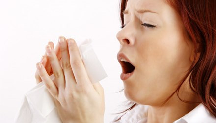 Những người trong cùng một gia đình, bạn cùng phòng, hoặc bất cứ ai có liên hệ trực tiếp với các chất dịch của bệnh nhân sẽ được coi là có nguy cơ bị nhiễm khuẩn.