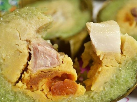 Về nhân bên trong: Bánh chưng luộc bằng pin không được dền, vì ép chín nhanh nên không được dẻo, thơm mùi vị đặc trưng giống như bánh chưng luộc thông thường.