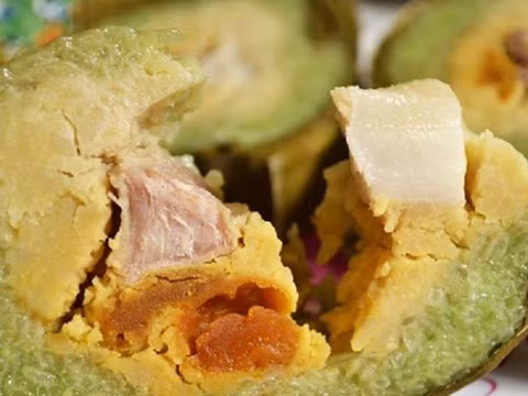 Về nhân bên trong: Bánh chưng luộc bằng pin không được dền, vì ép chín nhanh nên không được dẻo, thơm mùi vị đặc trưng giống như bánh chưng luộc thông thường.