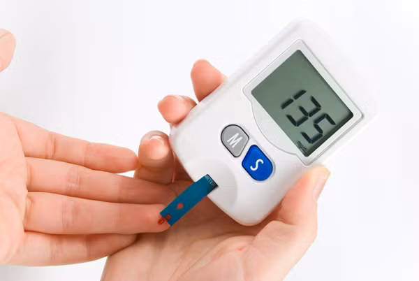 Khi bà bầu ăn đường hóa học, lượng đường tích lũy trong nước tiểu sẽ tăng lên, dẫn đến nguy cơ nhiễm khuẩn, nhiễm nấm đường tiết niệu không những thế bà bầu còn phải đối diện với chứng béo phì trong thai kỳ và khó giảm cân sau khi sinh.