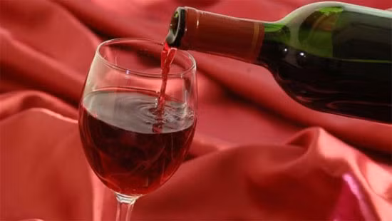 Giảm stress và trẻ hóa da mặt với rượu vang: Sau khi rửa sạch và xông hơi cho mặt, bạn trộn rượu vang đỏ với các loại trái cây như dâu tây hay nho đã nghiền nát rồi đắp lên mặt. Massage 10 phút, rửa lại bằng nước lạnh để se khít lỗ chân lông.