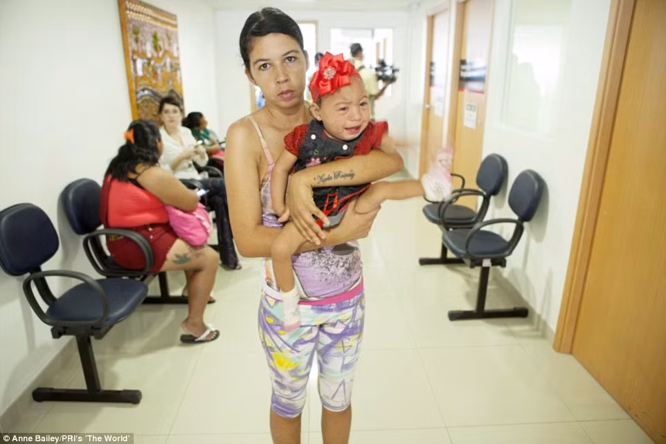 Rosana Xavier, 26 tuổi cùng con gái Maria Klara 1 tuổi tại Bệnh viện phục hồi chức năng Fundação Altino Ventura ở Recife.