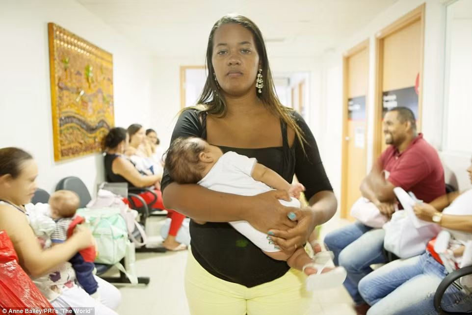 Germana Soares, 24 tuổi, từ Ipojuca ôm đứa con 3 tháng tuổi cũng mắc dị tật teo não bẩm sinh này.