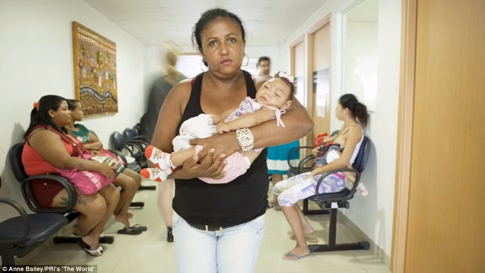 Những hình ảnh cha mẹ bồng con bị dị tật đầu nhỏ trong vòng tay được chụp tại Bệnh viện phục hồi chức năng Fundação Altino Ventura ở Recife, Brazil trong thời gian chờ thăm khám.