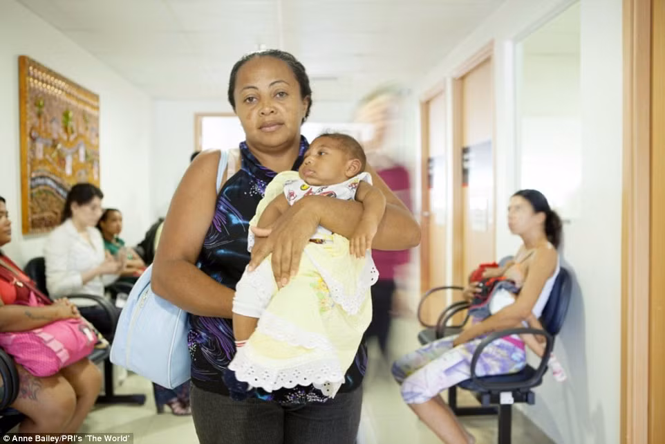 Hilda Venancio da Silva, 38 tuổi chụp chung với con trai 4 tháng tuổi Matheus Jober Junior da Silva đến từ Recife.