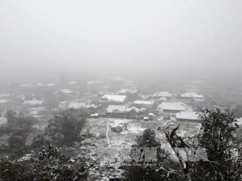 Tuyết rơi phủ trắng trên các mái nhà, ruộng vườn, nương rẫy ở xã Hang Kia và Pà Cò của huyện Mai Châu đợt rét vừa qua. Ảnh: Vũ Hà-TTXVN