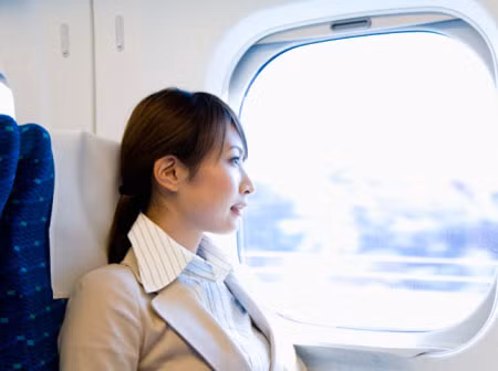 Thuốc chống say tàu xe. Rất cần thiết nếu gia đình bạn có kế hoạch đi chơi bằng ô tô, tàu. Có thể lưu ý dùng Diphenylhydramin, Cinnarizine, hoặc Promethazine trước khi lên xe ít nhất 30 phút. Nếu thời gian di chuyển lâu, kéo dài nhiều giờ thì có thể uống thêm theo hướng dẫn của thầy thuốc.