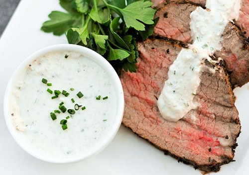 7. Thịt tái. Ăn nhiều thịt tái sẽ làm ảnh hưởng nghiêm trọng đến khả năng hoạt động của hệ thống đường ruột bởi các vi sinh vật độc hại có trong thịt.