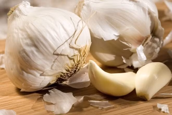 Các chuyên gia y tế khuyên mọi người nên tiêu thụ tỏi thường xuyên, nhất là những người hút thuốc và có tiền sử gia đình về bệnh để ngăn chặn ung thư phổi trong tương lai.