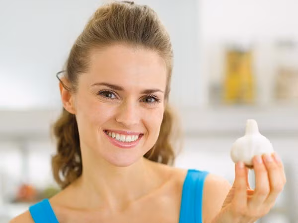 Mặt khác, khi những tế bào ung thư phát triển nhanh nếu các hệ thống miễn dịch ban đầu bị phá vỡ. Tỏi ngăn không cho các tế bào ung thư phát triển. Một chất khoáng rất cần cho cơ thể lúc này là selen - có rất nhiều trong tỏi. Selen là một chất chống oxy hóa rất mạnh nên có thể giúp cơ thể chống lại ung thư.