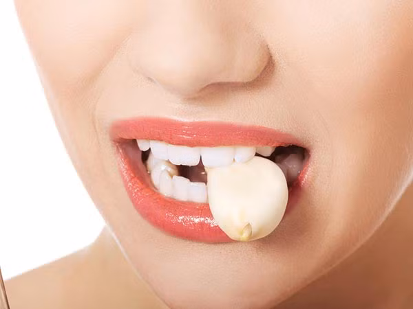 80% người mắc ung thư phổi là những người hút thuốc lá. Theo nghiên cứu này, tỏi là một chất ngăn ngừa ung thư phổi. Nó có hiệu quả đối với cả những người hút thuốc và không hút thuốc. Đối với nhóm hút thuốc, ăn tỏi tươi có thể giúp giảm 30% nguy cơ mắc bệnh.