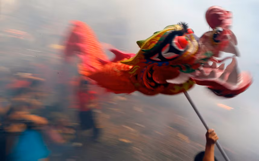 Múa lân trong lễ tết âm chào năm mới ở khu phố người Hoa tại Manila, Philippines.