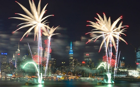 Pháo hoa đón năm mới âm lịch bắn trên sông Hudson ở New York, Mỹ.
