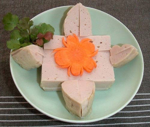 Giò sống ngon được làm từ thịt nạc ngon, dẻo quánh, có màu hồng của thịt được xay nhuyễn. Đối với chả, nếu là loại ngon sẽ có vỏ hơi sần sùi. Bề mặt mềm, mịn, có nhiều lỗ rỗ nhỏ giống như giò lụa. Loại chả bị pha bột sẽ không có những dấu hiệu nhận biết như trên.