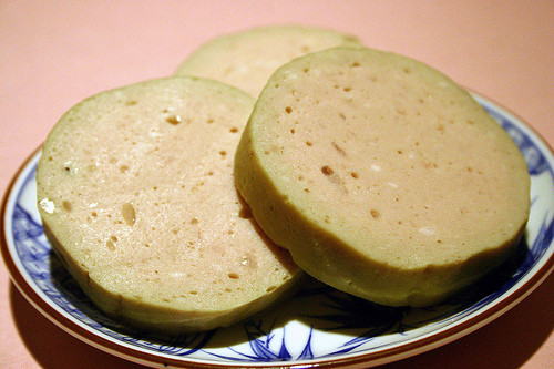 Cách chọn chả ngon, miếng chả ngon sẽ có lớp vỏ màu vàng tự nhiên của thịt rán, nhưng vỏ hơi sần sùi, không mịn, lớp bên trong mềm, mịn, có nhiều lỗ rỗ nhỏ. Sờ tay vào miếng chả thấy mềm, hơi ươn ướt, không dính nhớt mà chỉ dính một chút mỡ ở tay (vì chả được pha với liều lượng mỡ nhiều hơn giò nên khi sờ vào chả sẽ dính nhiều mỡ ra tay hơn giò).