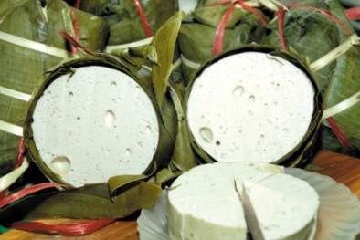 Phân biệt bằng cách nếm: Một khoanh giò ngon thì khi ăn sẽ có vị thơm ngọt, hơi giòn, mềm mềm, không dai giòn bất thường, không có cảm giác khô rắn, không bị bã và cũng không bị bở. Nếu giò quá bở, không có mùi thơm, không có lỗ rỗ trên bề mặt thì tức là đã bị trộn với bột, còn nếu giò giòn, dai, mịn bất thường thì đã bị pha với hàn the trong khi chế biến.