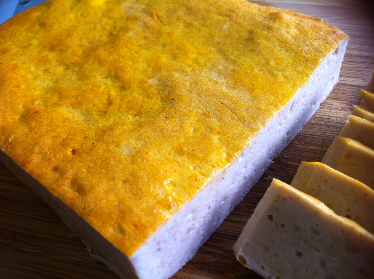 Chả ngon khi ăn không bị nát, không bở mà cũng không quá khô cứng. Nếu miếng chả quá bở, ăn không còn vị béo ngậy đặc trưng của thịt, bề mặt không có lỗ rỗ thì tức là trong lúc chế biến thịt đã bị pha lẫn với bột.