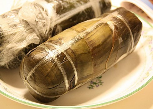 Mùi giò do chất lượng giò tạo nên, chỉ thoang thoảng, quyện với hương của lá gói là ngon. Nếu thấy một cây giò có mùi ôi, thiu, lá gói khô, cũ, dính nhớp tay hoặc có triệu chứng của nấm, mốc thì nên bỏ qua ngay lập tức.