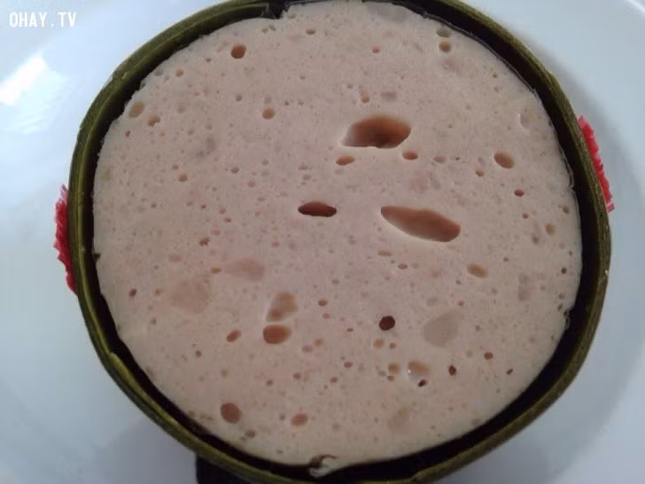 Phân biệt giò ngon bằng cách ngửi: Giò ngon là loại có mùi thơm thoang thoảng của thịt hòa quyện với mùi của lá gói. Nếu thấy một khoanh giò có mùi thơm nồng, thơm sực thì nên thận trọng bởi đó là loại giò đã được tẩm chất phụ gia hương thịt.