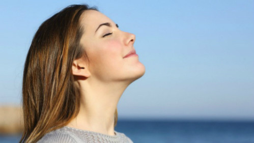 Hít thở. Hít thở đúng cách cũng là một trong những phương pháp giúp đốt cháy đi lượng mỡ thừa trong cơ thể hiệu quả, hít thở đúng cách tạo cảm giác thoải mái, sảng khoái, cho bạn cảm giác được thư giản, giúp giảm căng thẳng mệt mỏi, cân bằng tâm trạng cho bạn.