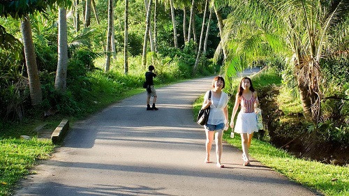 Tranh thủ đi bộ. Tại sao không thay thế những buổi cà phê hẹn hò với bạn bè bằng những cuộc đi dạo ngoài phố hoặc công viên? Điều này vừa giúp bạn duy trì các mối quan hệ xã hội, vừa là một lựa chọn tuyệt vời cho sức khỏe.