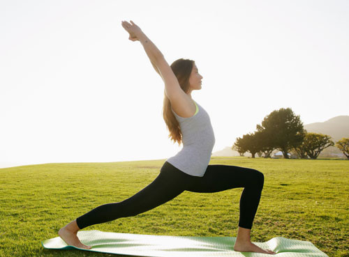 Tranh thủ tập thể dục mọi lúc: đứng lên, ngồi xuống trong khi đánh răng hay tranh thủ vận động đôi chân khi đang nghe điện thoại.