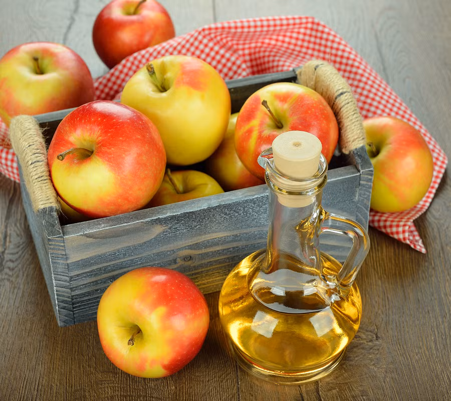 Dấm rượu táo. Loại dấm này chứa nhiều tính chất khử trúng giúp kháng viêm và cũng chứa kali giúp giảm sự hình thành chất nhầy trong mũi. Sau khi sử dụng 1 chai xịt mũi, bạn có thể tái sử dụng chai này để xịt hỗn hợp nước dấm táo vào khoang mũi. Khử trùng chai xịt bằng nước sôi. Đổ 1 muống nước dấm rượu táo, thêm nước chưng cất cho đầy, sau đó khuấy lên. Xịt hỗn hợp này vào hai khoang mũi 3 lần/ngày.