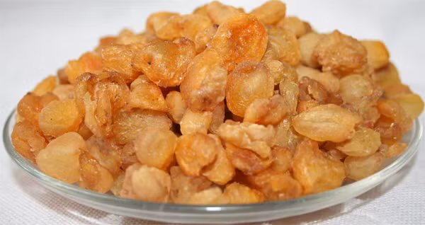 Long nhãn. Sách Bản thảo cương mục cũng viết: “Long nhãn khai vị ích tỳ, bổ hư trường trí” (long nhãn kiện tỳ vị, bồi bổ hư nhược và làm khỏe tinh thần). Nghiên cứu hiện đại cho thấy, long nhãn có khả năng điều chỉnh hoạt động của vỏ não và cải thiện khả năng ghi nhớ. Để phòng chống tích cực chứng kiện vong, dân gian thường dùng long nhãn 500g, đường trắng 500g, nấu thành cao đặc, mỗi ngày uống 2 lần, mỗi lần 10-15 ml.