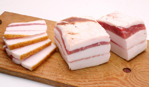 Khi dùng cách điều trị đau dạ dày này, để có hiệu quả thì bạn phải kiêng mỡ động vật và các chất kích thích (rượu bia, thuốc lá, thực phẩm cay, nóng,…), nên ăn các thức ăn mềm.