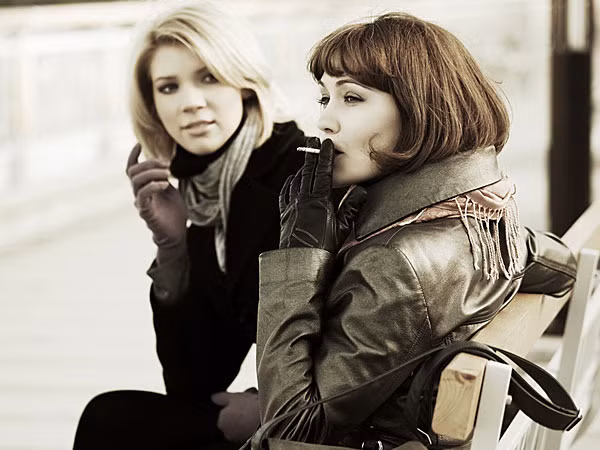 Đưa họ tới phòng khám. Nếu bạn thấy khó để thuyết phục người thân từ bỏ thói quen hút thuốc, hãy đưa họ tới gặp bác sĩ. Họ sẽ có cách giúp bạn.