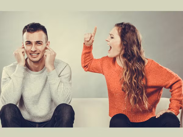 Ngừng chỉ trích. Nếu người thân của bạn nghiện hút thuốc, đừng chỉ trích người ấy. Hãy kiên nhẫn với những người hút thuốc và đây là cách giúp người hút thuốc lá có thể giảm nguy cơ ung thư.