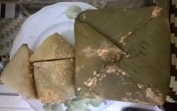 Do có độ ẩm cao và giàu chất dinh dưỡng nên bánh chưng là môi trường thích hợp cho nấm mốc phát triển. Vì vậy, bánh chưng để lâu gặp trời nồm dễ bị mốc. Mốc làm thay đổi màu sắc, mùi vị của bánh, làm giảm hoặc mất hết giá trị dinh dưỡng của bánh.