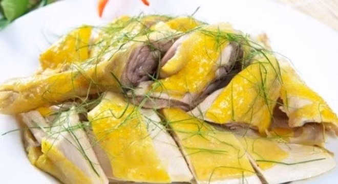 Thịt gà. Thịt gà có lẽ là thực phẩm gây mệt mỏi vì nó dễ gây buồn ngủ nhất. Lý do khiến bạn cảm thấy mệt và uể oải sau khi ăn thịt gà là vì nó chứa chất tryptophan, một loại acid amin khiến cho cơ thể bạn thư giãn và dễ chịu. Và món này rất thích hợp cho bữa tối, cho những người mất ngủ.